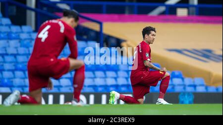 (200622) -- LIVERPOOL, 22 giugno 2020 (Xinhua) -- Roberto Firmino (R) di Liverpool prende un ginocchio con i compagni di squadra in sostegno della campagna Black Lives Matter prima della partita di Premier League Merseyside Derby tra Everton e Liverpool al Goodison Park di Liverpool, Gran Bretagna il 21 giugno 2020. SOLO PER USO EDITORIALE. NON IN VENDITA PER CAMPAGNE DI MARKETING O PUBBLICITARIE. NESSUN UTILIZZO CON AUDIO, VIDEO, DATI, ELENCHI DI DISPOSITIVI, LOGO DI CLUB/CAMPIONATI O SERVIZI "LIVE" NON AUTORIZZATI. L'USO IN-MATCH ONLINE È LIMITATO A 45 IMMAGINI, SENZA EMULAZIONE VIDEO. NESSUN UTILIZZO IN SCOMMESSE, GIOCHI O SINGOLI PUB CLUB/LEAGUE/PLAYER Foto Stock