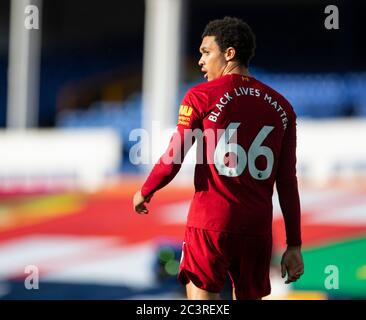 (200622) -- LIVERPOOL, 22 giugno 2020 (Xinhua) -- Trent Alexander-Arnold di Liverpool è visto indossare 'Black Lives Matter' sul retro della sua camicia durante la partita di Derby Premier League Merseyside tra Everton e Liverpool al Goodison Park di Liverpool, in Gran Bretagna il 21 giugno 2020. La partita si è conclusa con un pareggio del 0-0.SOLO PER USO EDITORIALE. NON IN VENDITA PER CAMPAGNE DI MARKETING O PUBBLICITARIE. NESSUN UTILIZZO CON AUDIO, VIDEO, DATI, ELENCHI DI DISPOSITIVI, LOGO DI CLUB/CAMPIONATI O SERVIZI "LIVE" NON AUTORIZZATI. L'USO IN-MATCH ONLINE È LIMITATO A 45 IMMAGINI, SENZA EMULAZIONE VIDEO. NON UTILIZZARE SCOMMESSE, GIOCHI O SINGOLI CLUB/LEAGUE/PLAY Foto Stock