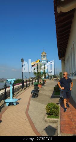 Guayaquil, Guayas / Ecuador - 4 settembre 2016: Passeggiata turistica vicino al faro sulla cima della collina di Santa Ana. La collina di Santa Ana è una delle più im Foto Stock