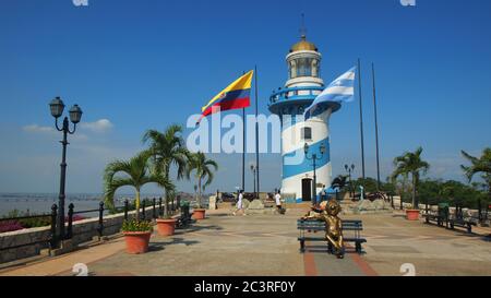 Guayaquil, Guayas / Ecuador - 4 settembre 2016: Persone che camminano vicino al faro sulla cima della collina di Santa Ana. La collina di Santa Ana è una delle più importanti Foto Stock