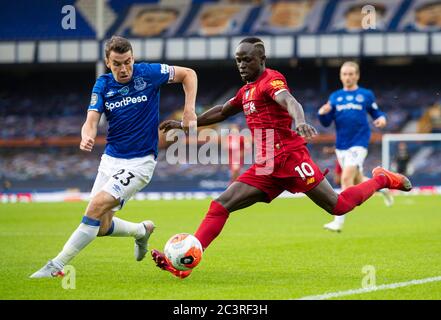 (200622) -- LIVERPOOL, 22 giugno 2020 (Xinhua) -- il capitano di Everton Seamus Coleman (L) cerca di impedire un incrocio dal Sadio Mane (C) di Liverpool durante la partita di Derby di Merseyside tra Everton e Liverpool al Goodison Park di Liverpool, Gran Bretagna, il 21 giugno 2020. La partita si è conclusa con un pareggio del 0-0.SOLO PER USO EDITORIALE. NON IN VENDITA PER CAMPAGNE DI MARKETING O PUBBLICITARIE. NESSUN UTILIZZO CON AUDIO, VIDEO, DATI, ELENCHI DI DISPOSITIVI, LOGO DI CLUB/CAMPIONATI O SERVIZI "LIVE" NON AUTORIZZATI. L'USO IN-MATCH ONLINE È LIMITATO A 45 IMMAGINI, SENZA EMULAZIONE VIDEO. NON UTILIZZARE SCOMMESSE, GIOCHI O SINGOLI CLUB/LEAGUE/PLAYER Foto Stock