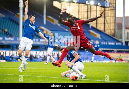 (200622) -- LIVERPOOL, 22 giugno 2020 (Xinhua) -- il Sadio Mane di Liverpool (sopra) salta su una sfida dal capitano di Everton Seamus Coleman (sotto) durante la partita di Derby Premier League Merseyside tra Everton e Liverpool al Goodison Park di Liverpool, in Gran Bretagna il 21 giugno 2020. La partita si è conclusa con un pareggio del 0-0.SOLO PER USO EDITORIALE. NON IN VENDITA PER CAMPAGNE DI MARKETING O PUBBLICITARIE. NESSUN UTILIZZO CON AUDIO, VIDEO, DATI, ELENCHI DI DISPOSITIVI, LOGO DI CLUB/CAMPIONATI O SERVIZI "LIVE" NON AUTORIZZATI. L'USO IN-MATCH ONLINE È LIMITATO A 45 IMMAGINI, SENZA EMULAZIONE VIDEO. NESSUN UTILIZZO IN SCOMMESSE, GIOCHI O SINGOLI CLUB/LEAGUE/P. Foto Stock