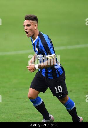 (200622) -- MILANO, 22 giugno 2020 (Xinhua) -- Lautaro Martinez dell'Inter Milan celebra il suo obiettivo durante una partita di calcio tra Inter Milan e Sampdoria a Milano, 21 giugno 2020. (Piscina via Xinhua) Foto Stock