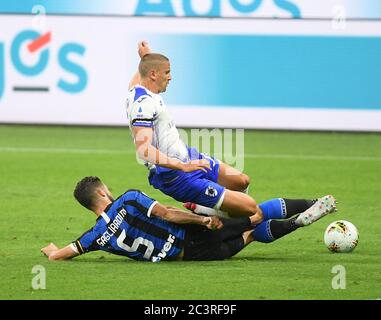 (200622) -- MILANO, 22 giugno 2020 (Xinhua) -- Roberto Gagliardini (in basso) di Inter Milano vies con Gaston Ramirez di Sampdoria durante una partita di calcio tra Inter Milan e Sampdoria a Milano, 21 giugno 2020. (Piscina via Xinhua) Foto Stock