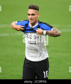 (200622) -- MILANO, 22 giugno 2020 (Xinhua) -- Lautaro Martinez dell'Inter Milan celebra il suo obiettivo durante una partita di calcio tra Inter Milan e Sampdoria a Milano, 21 giugno 2020. (Piscina via Xinhua) Foto Stock