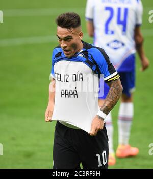 (200622) -- MILANO, 22 giugno 2020 (Xinhua) -- Lautaro Martinez dell'Inter Milan celebra il suo obiettivo durante una partita di calcio tra Inter Milan e Sampdoria a Milano, 21 giugno 2020. (Piscina via Xinhua) Foto Stock