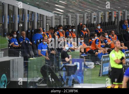 (200622) -- MILANO, 22 giugno 2020 (Xinhua) -- i sostituti e il personale dell'Inter Milan che indossa maschere si siedono sulla panchina durante una partita di calcio tra Inter Milan e Sampdoria a Milano, 21 giugno 2020. (Piscina via Xinhua) Foto Stock