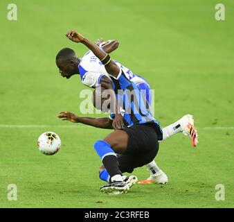 (200622) -- MILANO, 22 giugno 2020 (Xinhua) -- il Romelu Lukaku di Inter Milano (in basso) vies con Omar Colley di Sampdoria durante una partita di calcio tra Inter Milan e Sampdoria a Milano, 21 giugno 2020. (Piscina via Xinhua) Foto Stock