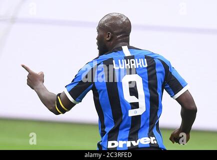 (200622) -- MILANO, 22 giugno 2020 (Xinhua) -- Romelu Lukaku dell'Inter Milan celebra il suo obiettivo durante una partita di calcio tra Inter Milan e Sampdoria a Milano, 21 giugno 2020. (Piscina via Xinhua) Foto Stock