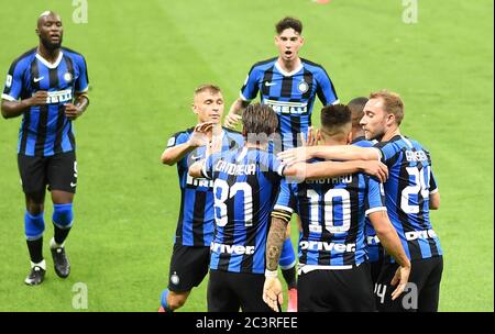 (200622) -- MILANO, 22 giugno 2020 (Xinhua) -- Lautaro Martinez dell'Inter Milan (10) celebra il suo obiettivo con i suoi compagni di squadra durante una partita di calcio tra Inter Milan e Sampdoria a Milano, 21 giugno 2020. (Piscina via Xinhua) Foto Stock