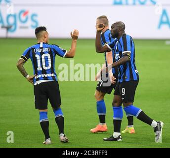 (200622) -- MILANO, 22 giugno 2020 (Xinhua) -- Romelu Lukaku (R) dell'Inter Milan celebra il suo obiettivo con Lautaro Martinez (L) durante una partita di calcio tra Inter Milan e Sampdoria a Milano, 21 giugno 2020. (Piscina via Xinhua) Foto Stock