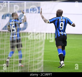 (200622) -- MILANO, 22 giugno 2020 (Xinhua) -- Romelu Lukaku (R) dell'Inter Milan celebra il suo obiettivo durante una partita di calcio tra Inter Milan e Sampdoria a Milano, 21 giugno 2020. (Piscina via Xinhua) Foto Stock