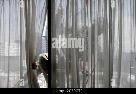 Alto edificio con finestre pulite visto dall'interno Foto Stock