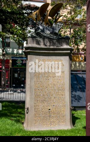 Portsmouth Square è un grande parco pubblico situato nel quartiere Chinatown di San Francisco. Contiene una statua che ricorda Robert Louis Stevenson. Foto Stock