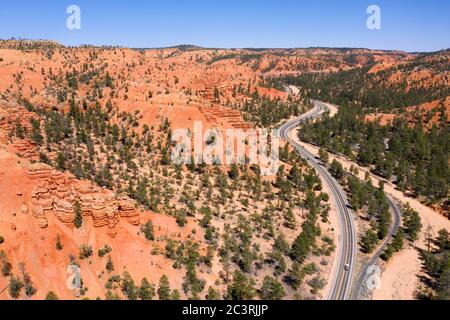 Vista aerea dell'autostrada 12 dello Utah che si snoda attraverso il Red Canyon vicino a Bryce Foto Stock