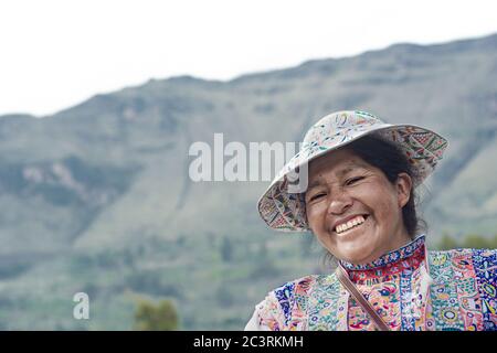 YANQUE, COLCA VALLEY, PERÙ - 20 GENNAIO 2018: Ritratto di non identificata madrina peruviana con abiti tradizionali ridendo nel tradizionale Co Foto Stock