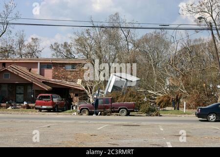 BILOXI, STATI UNITI - 08 settembre 2005: L'uomo torna a casa danneggiata dall'uragano Katrina. Foto Stock