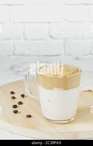 Primo piano di caffè Dalgona ghiacciato montato con crema soffice Foto Stock