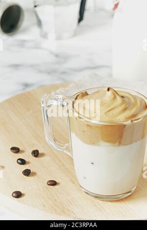 Primo piano di caffè Dalgona ghiacciato montato con crema soffice Foto Stock