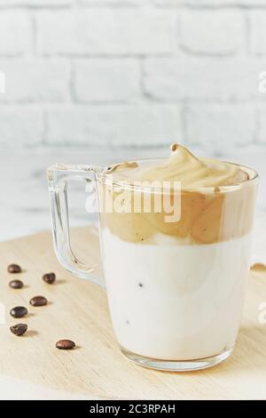 Primo piano di caffè Dalgona ghiacciato montato con crema soffice Foto Stock