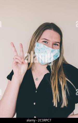 giovani donne che indossano maschera fatta in casa Foto Stock