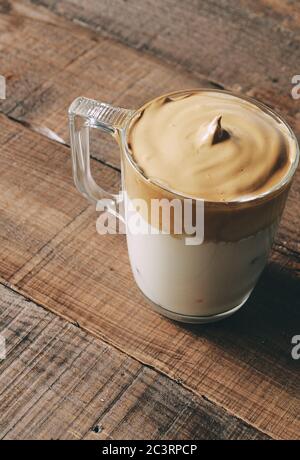 Primo piano di caffè Dalgona ghiacciato, soffice caffè panna montato. Foto Stock