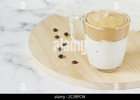 Primo piano di caffè Dalgona ghiacciato montato con crema soffice Foto Stock