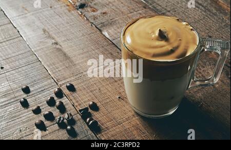 Primo piano di caffè Dalgona ghiacciato, soffice caffè panna montato. Foto Stock