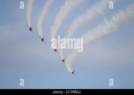 Nel 2012, in qualità di gruppo di sette navi, il team di esposizione acrobatica della Royal Air Force, le frecce rosse, si esibisce al RAF Leuchars Airshow. Foto Stock