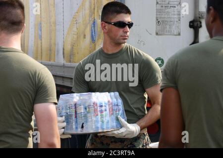 BILOXI, STATI UNITI - 08 settembre 2005: Il personale dell'aeronautica scarica acqua in bottiglia per le vittime dell'uragano Katrina. Foto Stock