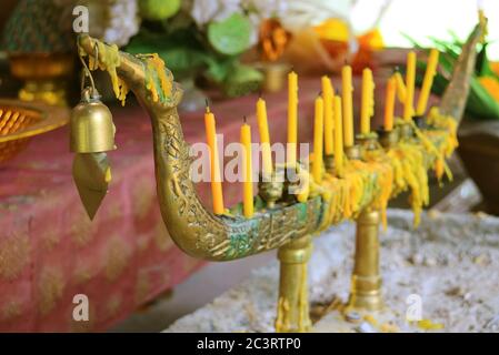 Primo piano un impressionante portacandele nel tempio buddista della Thailandia Foto Stock
