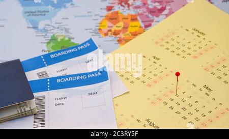 passaporto, carta d'imbarco sulla mappa. concetto di viaggio. sul calendario con pin Foto Stock
