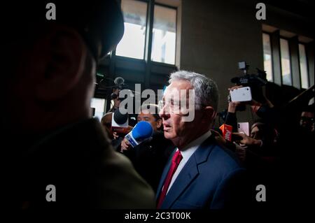 L'ex presidente e senatore Alvaro Uribe Velez è chiamato a testimoniare sulla corte suprema della Colombia per frode e manipolazione di testimoni, Alvaro Uribe Foto Stock