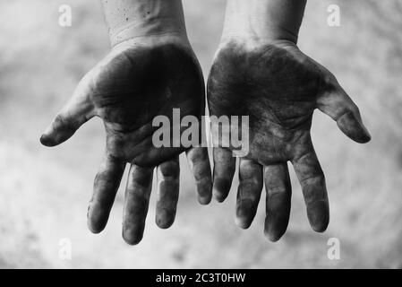 Mani sporche mani di lavoro uomo / mani aperte macchiate, immagine in bianco e nero Foto Stock
