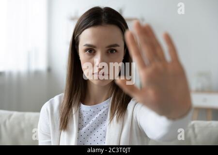 Donna che mostra stop gesto lottando per le donne destra Foto Stock