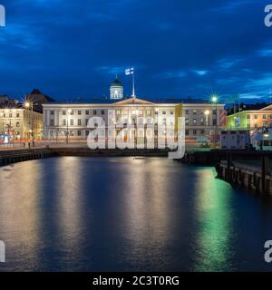 Helsinki / Finlandia - 23 MAGGIO 2019: Il municipio di Helsinki si trova vicino alla piazza del mercato nel centro. Foto Stock