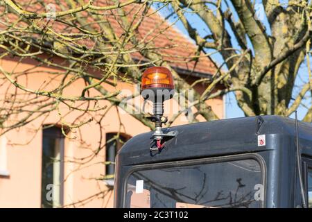 Tetto di un'auto con una luce arancione lampeggiante su di essa Foto Stock