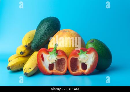 Frutta e verdura estiva su sfondo blu chiaro. Vendemmia, vitamine e vegetariano (vegan) concetto Foto Stock