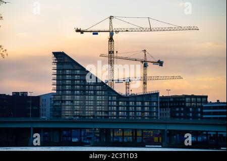 Helsinki / Finlandia - 14 MAGGIO 2020: Il quartiere residenziale di Kalasatama, di recente costruzione, è ancora in costruzione. Foto Stock