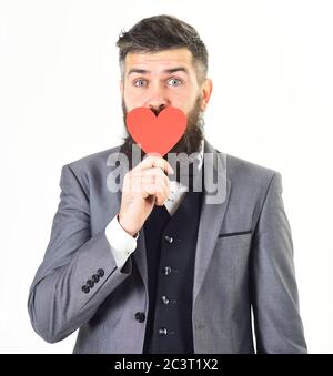 Miss, giorno di San Valentino, ti amo, amami. Dichiarazione d'amore. Ti amo idea. Uomo maturo con barba lunga e volto allegro. L'uomo con la bearded felice tiene il cuore rosso. Hipster indossa un abito elegante. Foto Stock