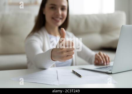 Donna che mostra i pollici verso l'alto gesto cliente soddisfatto dare un feedback positivo Foto Stock