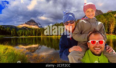 Felice famiglia con adolescente che prende il freno di tè di riposo durante il trekking giornata sulle Dolomiti montagna in estate in Italia. Concetto di viaggio, famiglia amichevole Foto Stock