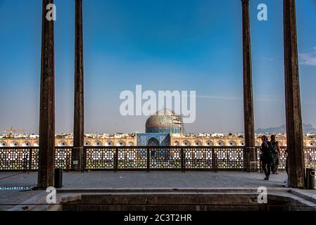 Moschea dello Sceicco Lotfollah a Piazza Naqsh-e Jahan dalla terrazza del Palazzo Ali Qapu, Isfahan, Iran Foto Stock