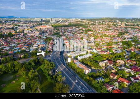 Immagine aerea di un'auto che si muove sulla città di Kota Kinabalu, Sabah, Malesia Foto Stock