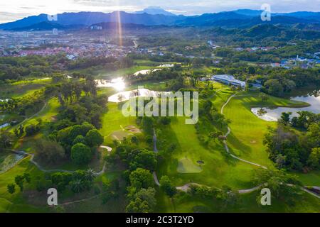 Vista aerea putting green e bellissimo campo da golf di erba sintetica a Kota Kinabalu, Sabah, Malesia Foto Stock