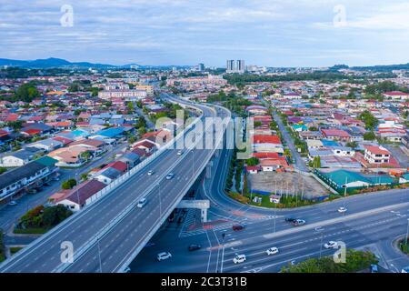 Immagine aerea di un'auto che si muove sulla città di Kota Kinabalu, Sabah, Malesia Foto Stock