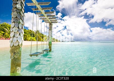 Paradiso tropicale esotico che oscilla su mare cristallino turchese blu mare mare mare paesaggio mare stagcape. Viaggi estivi di lusso, vista sulla spiaggia Foto Stock