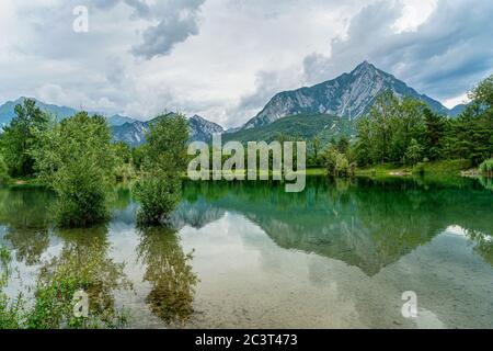 La vista panoramica sul laghetto di Bordano in una giornata estiva, Friuli Venezia Giulia, Italia Foto Stock