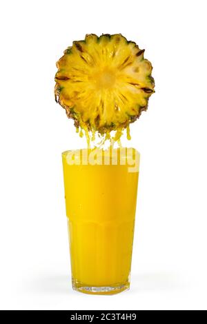 Ananas con succo fluente in un bicchiere. Isolato su sfondo bianco. Foto Stock