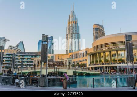Dubai, Emirati Arabi Uniti, 20 gennaio 2020: Centro di Dubai vicino alla torre Burj Khalifa, Dubai, Emirati Arabi Uniti Foto Stock